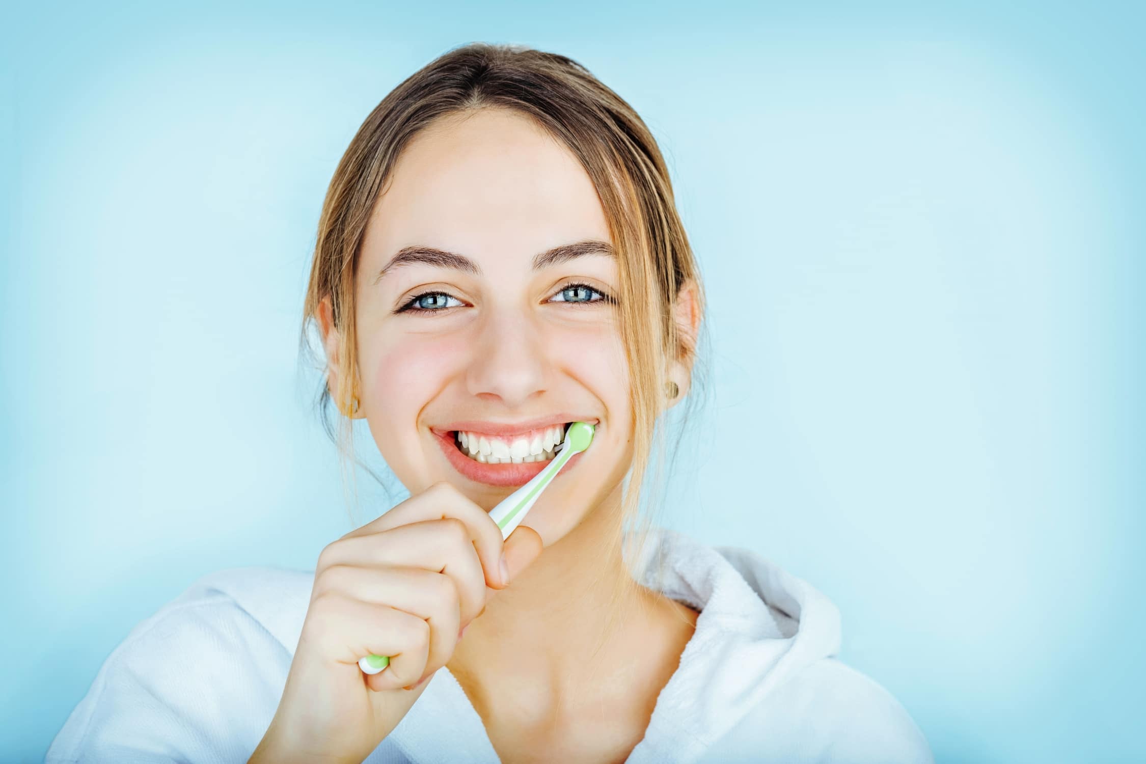 pragnant brushing teeth