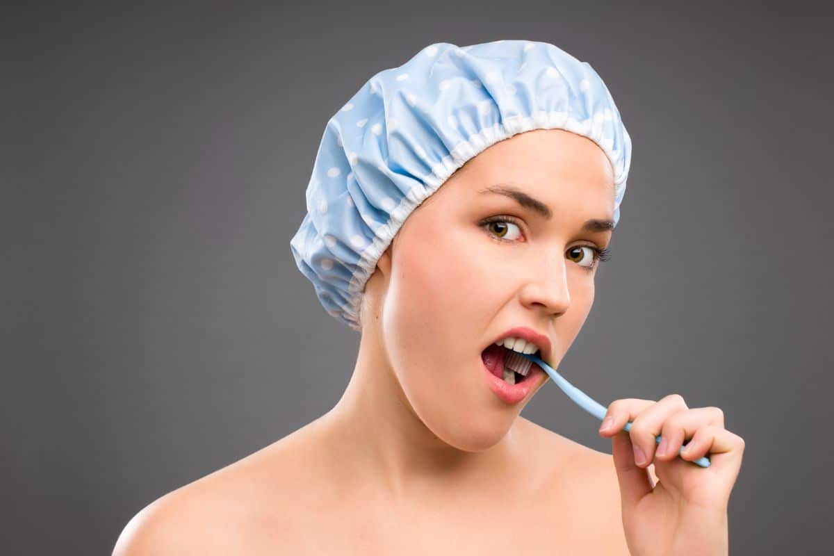 an woman brushing teeth An woman brushing her teeth.